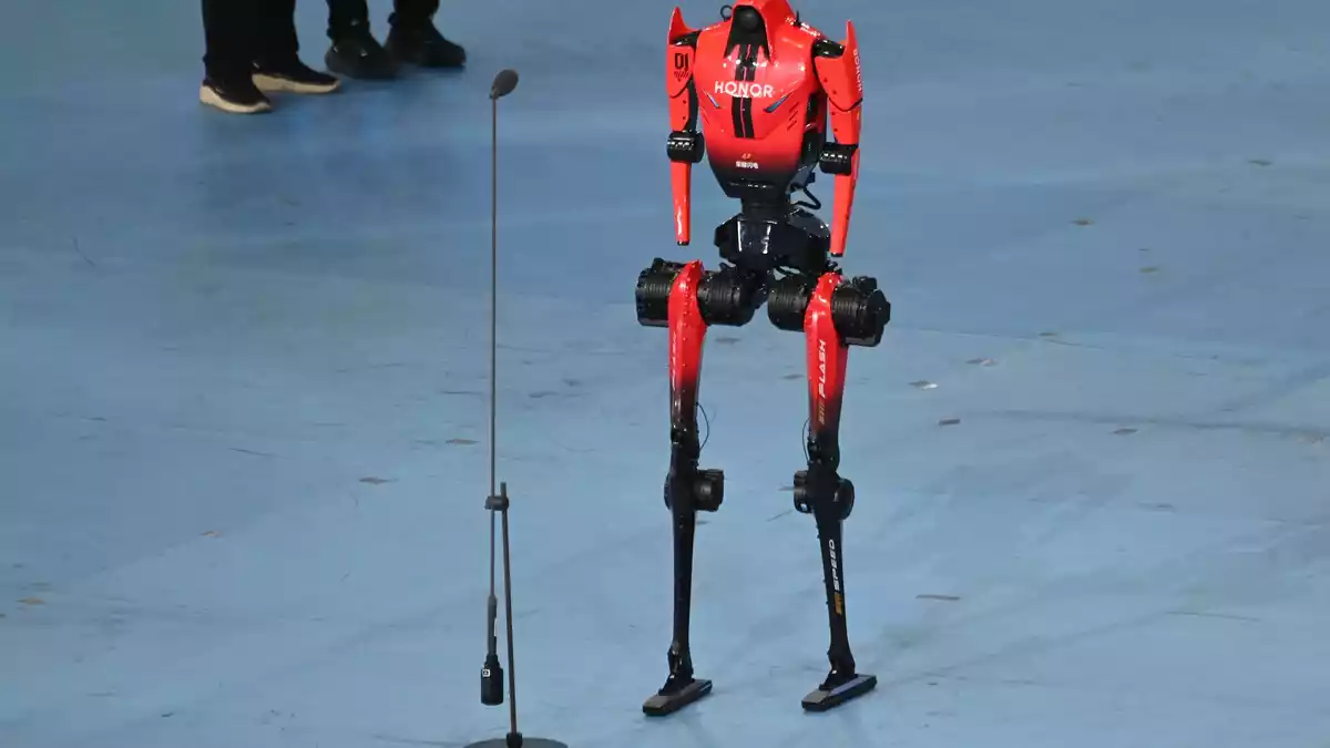 Roboter «Blitz» hat den 100-Meter-Rekord von Usain Bolt unterboten.  - Bild: Johannes Neudecker/dpa