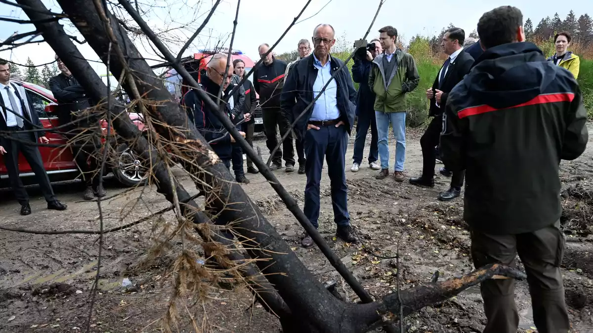 Für Bundeskanzler Merz ist der Waldbrand in Hürtgenwald eine Folge des Klimawandels.  - Bild: Roberto Pfeil/AFP-Pool/dpa