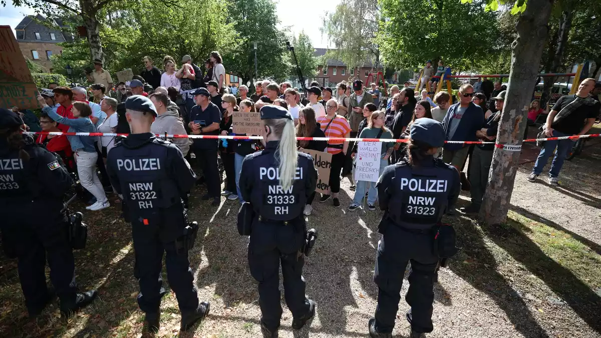 Der Besuch des Bundeskanzlers in Hürtgenwald wurde von Protesten begleitet.  - Bild: Christoph Reichwein/dpa