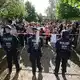 Der Besuch des Bundeskanzlers in Hürtgenwald wurde von Protesten begleitet.  - Bild: Christoph Reichwein/dpa