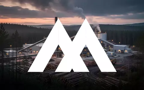 Moderne Industrieanlage in einem Waldgebiet bei Sonnenaufgang als Symbol für die Forstwirtschaft. - Foto: über boerse-global.de