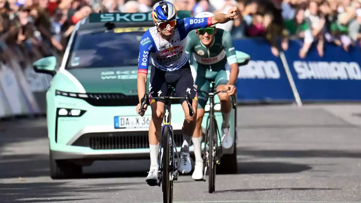 Giulio Pellizzari siegte im Sprint vor Isaac del Toro. - Bild: Uli Deck/dpa