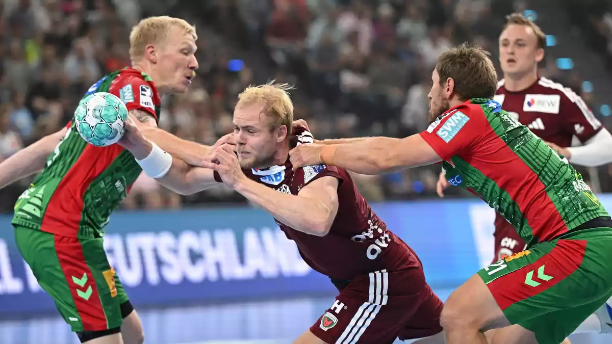 Hier geblieben: Magnus Saugstrup (l) und Albin Lagergren (r) packen energisch zu. - Bild: Angelika Warmuth/dpa