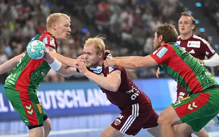 Hier geblieben: Magnus Saugstrup (l) und Albin Lagergren (r) packen energisch zu. - Foto: Angelika Warmuth/dpa