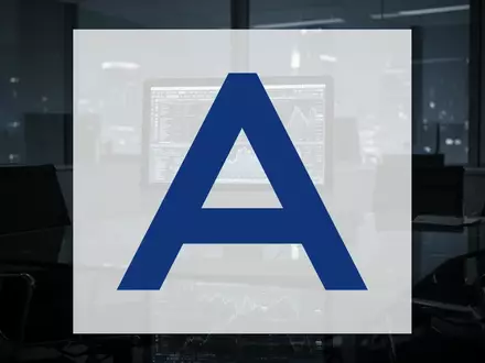 Ein modern gestalteter, schattiger Büroarbeitsplatz mit einem leuchtenden Monitor, der Marktunsicherheit symbolisiert. - Foto: über boerse-global.de