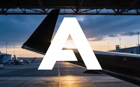 Modernes Flugzeugdesign vor einer industriellen Luftfahrtkulisse im sanften Licht der Morgendämmerung. - Foto: über boerse-global.de