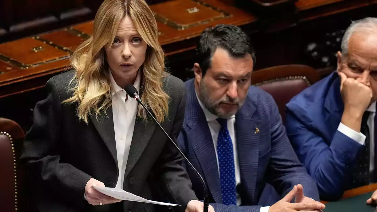 Vize-Regierungschef Matteo Salvini - hier rechts neben Ministerpräsidentin Giorgia Meloni - findet markige Worte. (Archivbild) - Bild: Alessandra Tarantino/AP/dpa