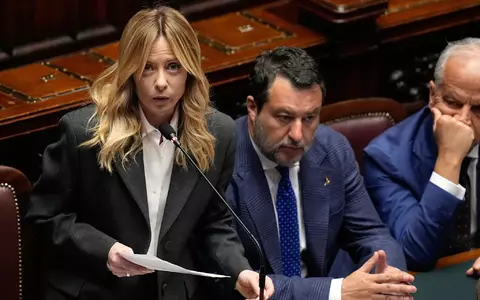 Vize-Regierungschef Matteo Salvini - hier rechts neben Ministerpräsidentin Giorgia Meloni - findet markige Worte. (Archivbild) - Foto: Alessandra Tarantino/AP/dpa