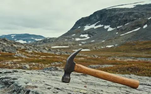 Ein geologischer Feldhammer auf felsigem Untergrund in einer abgelegenen arktischen Landschaft. - Foto: über boerse-global.de