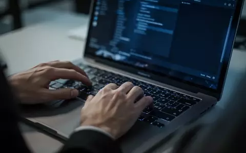 Nahaufnahme von Händen an einer Laptop-Tastatur in einem Büro, symbolisch für die Gefahr durch Phishing-Angriffe. - Foto: über boerse-global.de