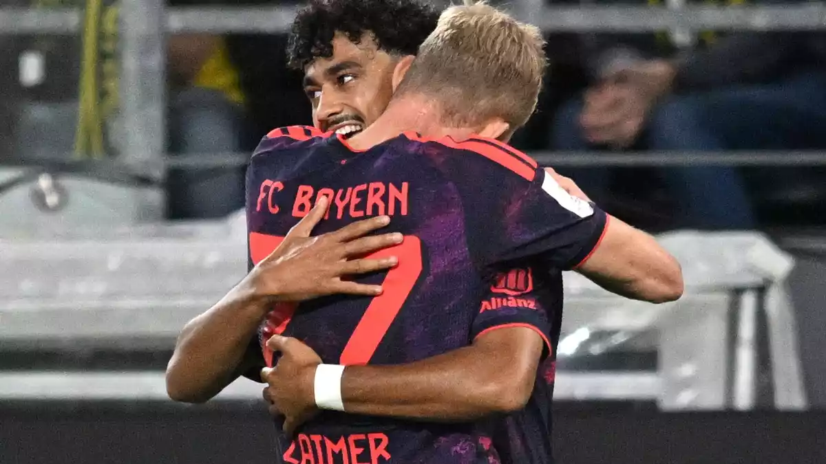 Neuzugang Nathaniel Brown erzielte die Bayern-Führung und wird von Konrad Laimer beglückwünscht. - Bild: Bernd Thissen/dpa