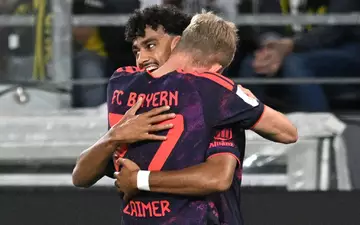 Neuzugang Nathaniel Brown erzielte die Bayern-Führung und wird von Konrad Laimer beglückwünscht. - Foto: Bernd Thissen/dpa