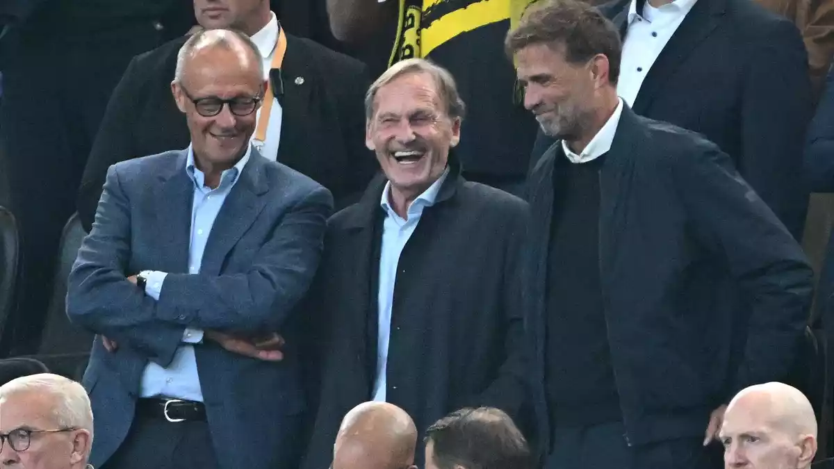 Hochkarätig besetzte Tribüne: Bundeskanzler Friedrich Merz (l), Ligapräsident Hans-Joachim Watzke (M) und Bundestrainer Jürgen Klopp. - Bild: Federico Gambarini/dpa