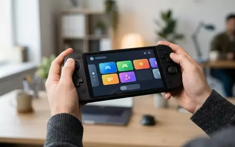 Ein Handheld-Gerät mit kleinem Display, das eine moderne Benutzeroberfläche anzeigt, gehalten in einer Hand vor einem verschwommenen Hintergrund. - Foto: über boerse-global.de