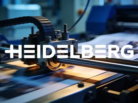 Abstrakte Darstellung einer modernen industriellen Produktionsanlage mit Fokus auf mechanische Präzision und Lichtspiel. - Foto: über boerse-global.de