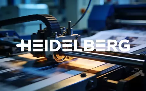 Abstrakte Darstellung einer modernen industriellen Produktionsanlage mit Fokus auf mechanische Präzision und Lichtspiel. - Foto: über boerse-global.de
