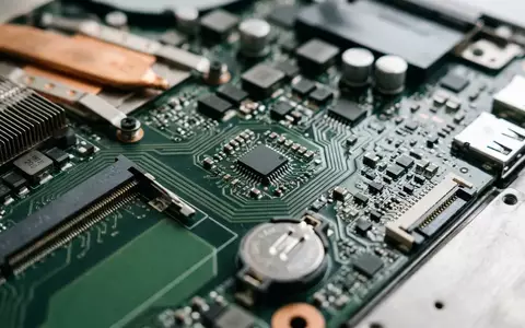 Nahaufnahme einer modernen Laptop-Hauptplatine mit Fokus auf den UEFI-Chip und die elektronischen Schaltkreise. - Foto: über boerse-global.de