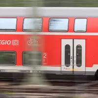 «Das versprochene Gesetz für härtere Strafen bei Angriffen auf Zugpersonal muss noch in diesem Jahr in den Bundestag, sonst legen wir im Januar den Betrieb lahm», sagte der Gewerkschaftschef Martin Burkert. (Archivbild) - Foto: Sebastian Gollnow/dpa