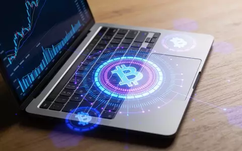 Ein moderner Laptop auf einem Schreibtisch zeigt abstrakte digitale Datenvisualisierungen in blauen und violetten Tönen. - Foto: über boerse-global.de