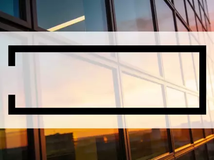 Modernes Bürogebäude bei Sonnenuntergang als Symbol für wirtschaftliches Wachstum und Unternehmenserfolg. - Foto: über boerse-global.de
