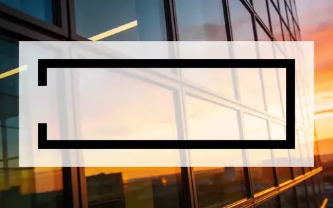 Modernes Bürogebäude bei Sonnenuntergang als Symbol für wirtschaftliches Wachstum und Unternehmenserfolg. - Foto: über boerse-global.de
