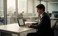 Eine Person arbeitet an einem Laptop an einem modernen Schreibtisch in einem hellen Büro. - Foto: über boerse-global.de