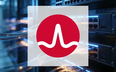 Abstraktes Bild eines modernen Rechenzentrums mit leuchtenden Glasfaserkabeln und Server-Racks. - Foto: über boerse-global.de