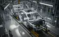 Leere Fertigungsstraße in einem modernen Volkswagen-Automobilwerk mit unfertigen Fahrzeugkarosserien. - Foto: über boerse-global.de