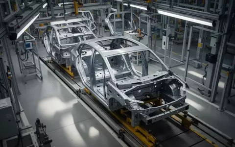 Leere Fertigungsstraße in einem modernen Volkswagen-Automobilwerk mit unfertigen Fahrzeugkarosserien. - Foto: über boerse-global.de