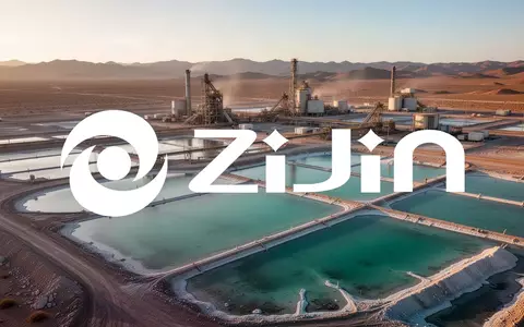 Industrielle Lithium-Gewinnungsanlage mit türkisfarbenen Becken in einer weitläufigen Wüstenlandschaft bei Sonnenuntergang. - Foto: über boerse-global.de