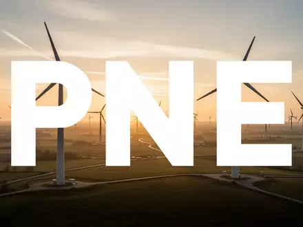Moderne Windkraftanlagen in einer weiten Landschaft bei Sonnenaufgang als Symbol für Erneuerbare Energien. - Foto: über boerse-global.de