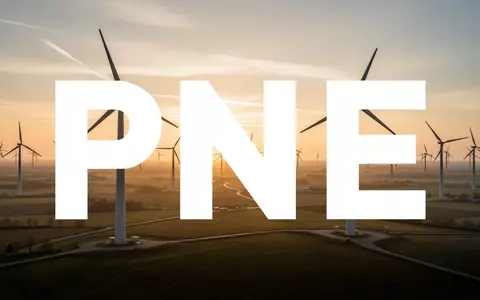 Moderne Windkraftanlagen in einer weiten Landschaft bei Sonnenaufgang als Symbol für Erneuerbare Energien. - Foto: über boerse-global.de