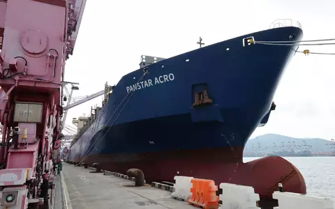 Das Containerschiff PanStar Acro befindet sich derzeit auf der Arktis-Route nach Europa. - Foto: -/YNA/dpa