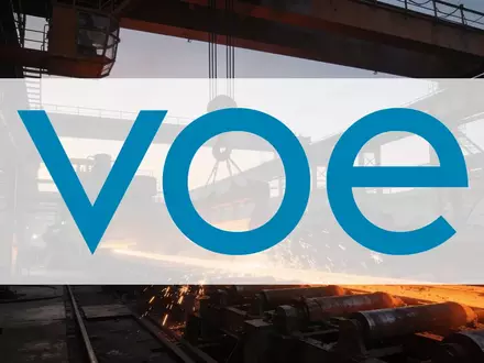 Moderne Stahlproduktionsanlage in einer industriellen Umgebung bei Dämmerung. - Foto: über boerse-global.de