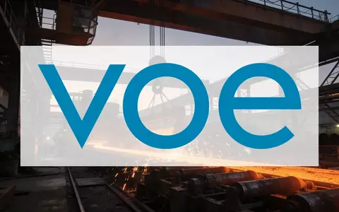 Moderne Stahlproduktionsanlage in einer industriellen Umgebung bei Dämmerung. - Foto: über boerse-global.de