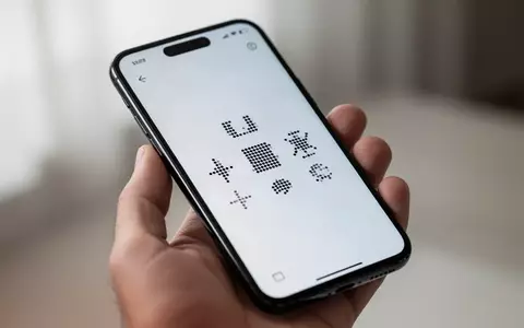 Ein minimalistisches Smartphone mit einer modernen Benutzeroberfläche in einer Hand gehalten. - Foto: über boerse-global.de