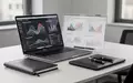 Ein moderner, aufgeräumter Büroarbeitsplatz mit Laptop und Notizbuch als Symbol für digitale Personalverwaltung. - Foto: über boerse-global.de