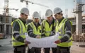 Bauarbeiter auf einer deutschen Baustelle bei der Besprechung eines Bauplans. - Foto: über boerse-global.de