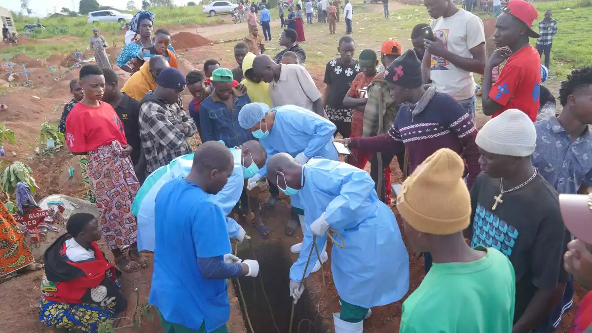 Kinder sind durch das gefährliche Ebola-Fieber besonders hart betroffen. (Archivbild) - Bild: Dieudonne Dirole/AP/dpa