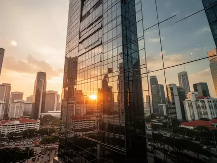 Der Wolkenkratzer One Raffles Place in Singapur bei Sonnenuntergang. - Foto: über boerse-global.de