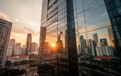 Der Wolkenkratzer One Raffles Place in Singapur bei Sonnenuntergang. - Foto: über boerse-global.de