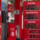 Die Spritpreise in Deutschland bleiben hoch. (Archivbild) - Bild: Sebastian Kahnert/dpa