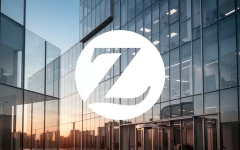 Moderne Glasfassade eines Bürogebäudes bei klarem Himmel als Symbol für Stabilität und finanzielles Wachstum. - Foto: über boerse-global.de