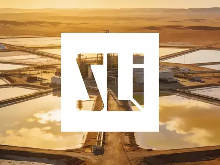 Moderne Lithium-Extraktionsanlage in einer Wüstenlandschaft bei Sonnenuntergang. - Foto: über boerse-global.de