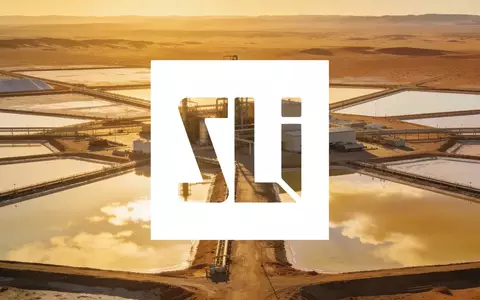 Moderne Lithium-Extraktionsanlage in einer Wüstenlandschaft bei Sonnenuntergang. - Foto: über boerse-global.de