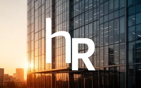 Moderne Glasfassade eines Bürogebäudes bei Sonnenuntergang als Symbol für Immobilieninvestitionen. - Foto: über boerse-global.de