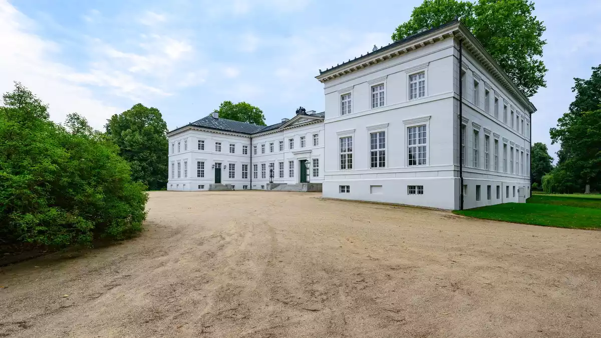 Schloss Neuhardenberg: Hier findet am Dienstag und Mittwoch die Kabinettsklausur statt. (Archivbild) - Bild: Patrick Pleul/dpa