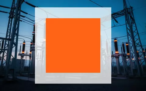 Moderne Hochspannungsanlage in der Dämmerung als Symbol für den Energiesektor. - Foto: über boerse-global.de