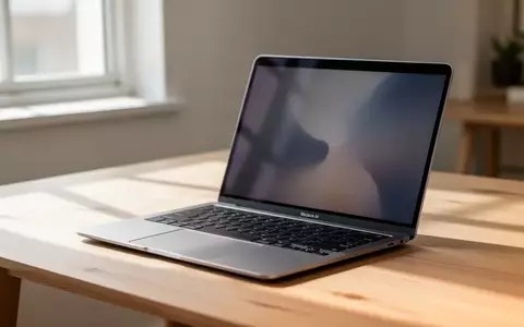 Ein Apple MacBook Air auf einem minimalistischen Schreibtisch in hellem, natürlichem Tageslicht. - Foto: über boerse-global.de