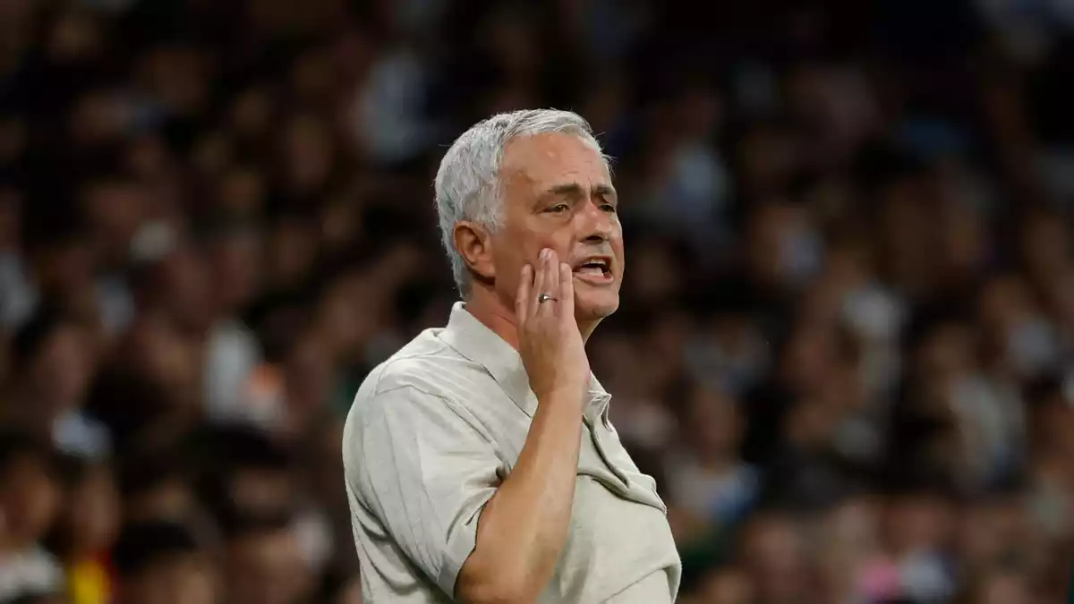 Real Madrids Cheftrainer José Mourinho stärkt seinem Offensivstar Vinícius Júnior den Rücken.  - Bild: Joan Monfort/AP/dpa